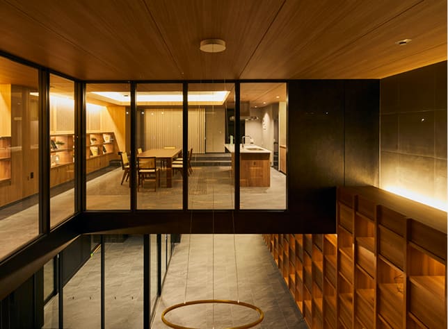 ガラス張りとすることで1階ラウンジとの視覚的なつながりも創出